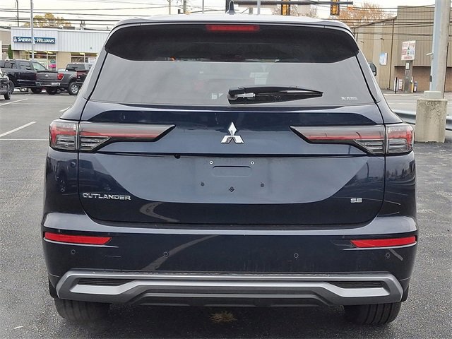 Used 2025 Mitsubishi Outlander SE image 3