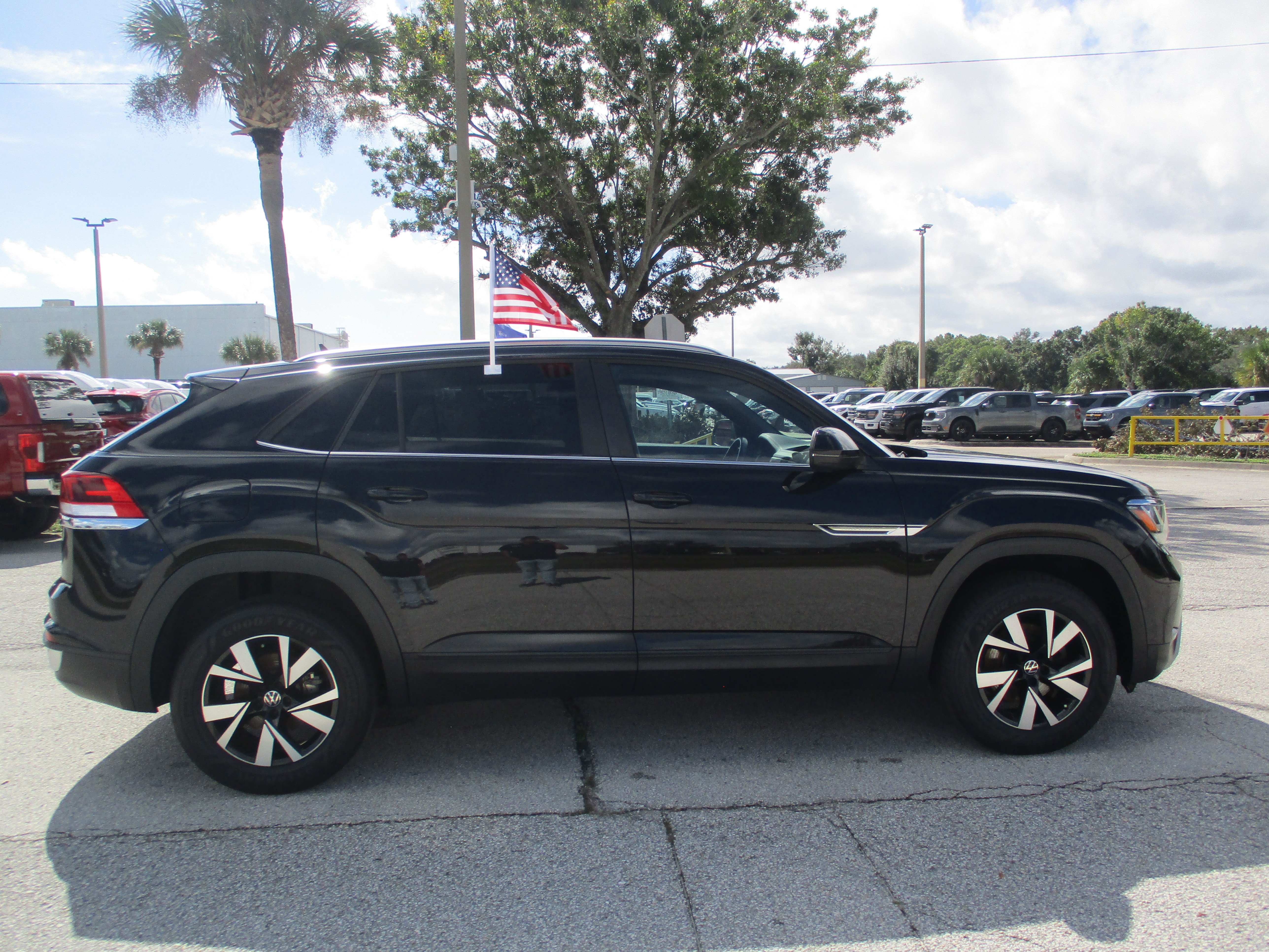 Used 2020 Volkswagen Atlas Cross Sport SE image 6