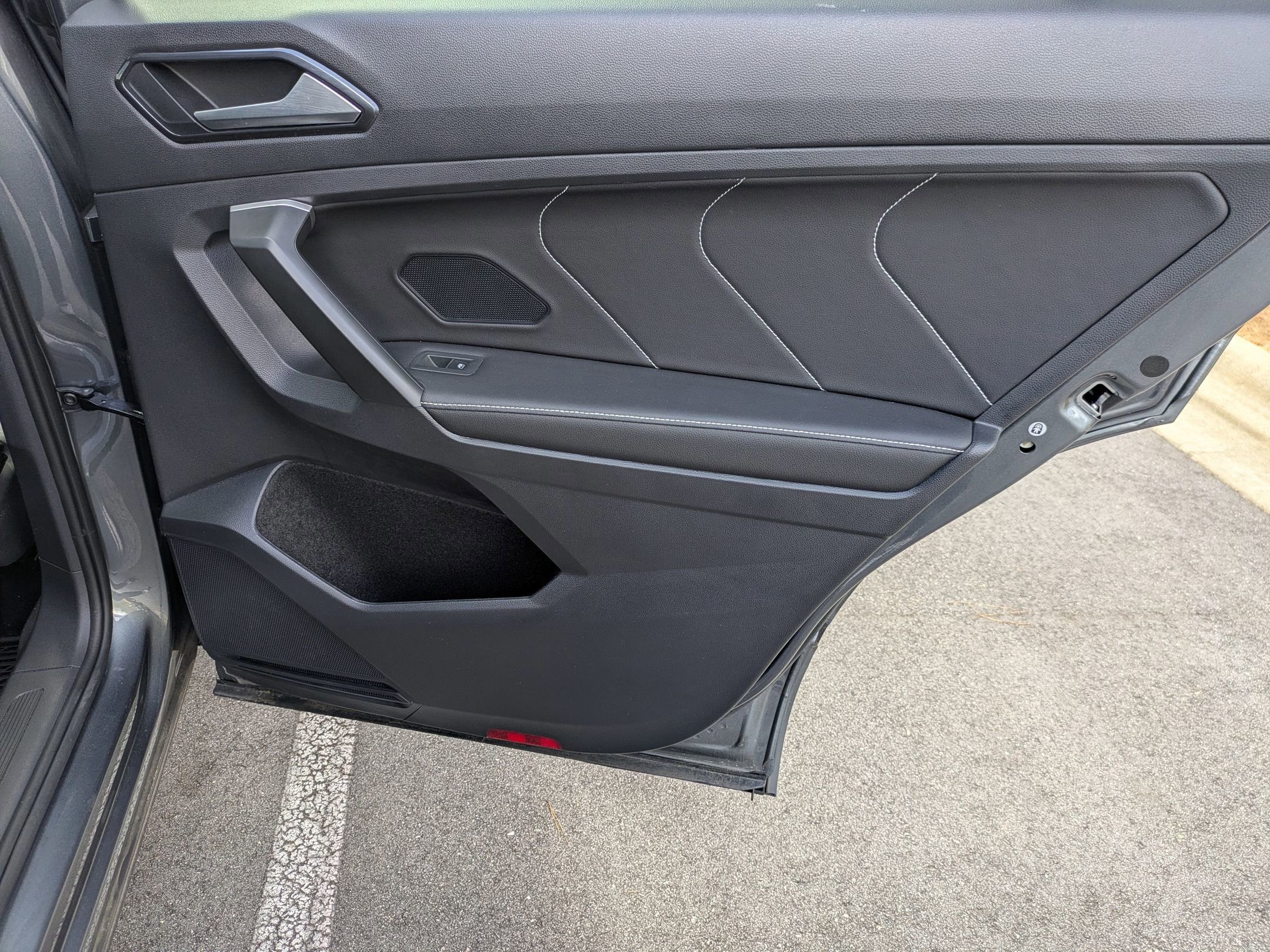 Used 2024 Volkswagen Tiguan SE R-Line image 33