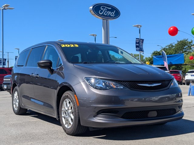 Used 2023 Chrysler Voyager LX FWD image 2