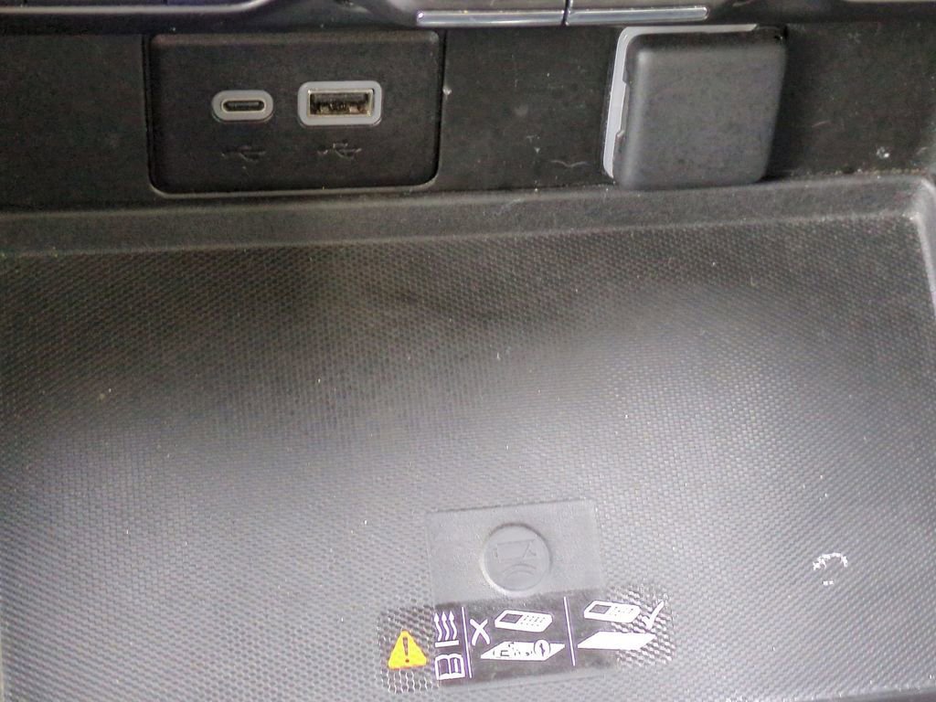 Used 2024 Chevrolet Suburban Premier image 27