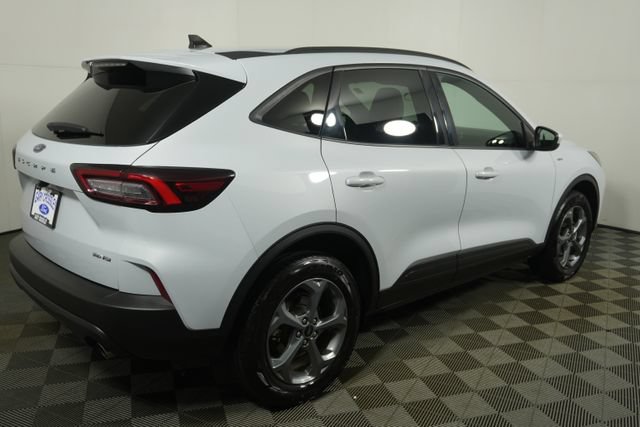 Certified 2025 Ford Escape ST-Line Select AWD/4WD image 3
