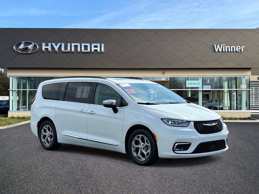 Used 2023 Chrysler Pacifica Limited FWD image 6