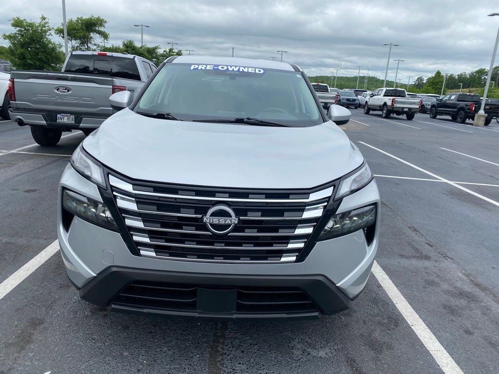 Used 2025 Nissan Rogue SV FWD image 2