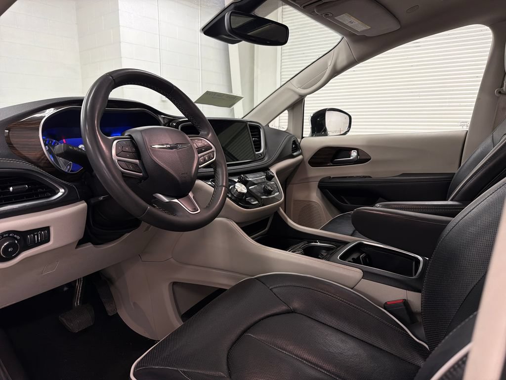 Used 2023 Chrysler Pacifica Limited FWD image 6