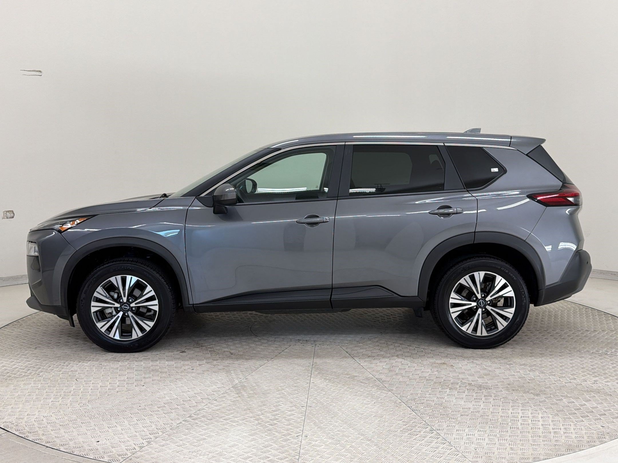 Used 2023 Nissan Rogue SV FWD image 2