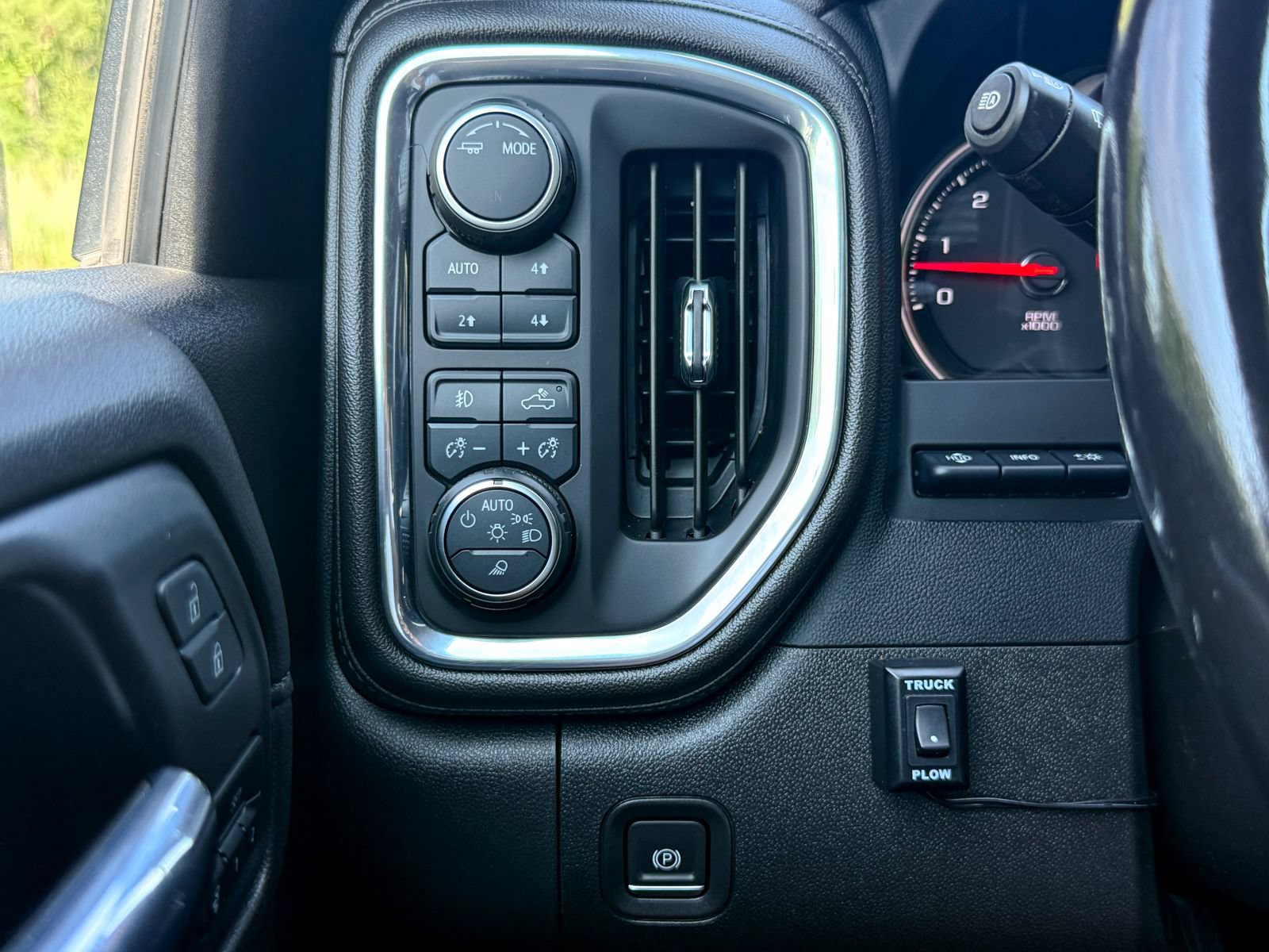 Used 2022 Chevrolet Silverado 2500 LTZ w/ LTZ Premium Package AWD/4WD image 32