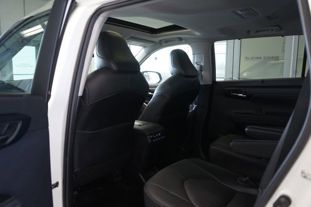 Used 2021 Toyota Highlander XLE AWD/4WD image 28