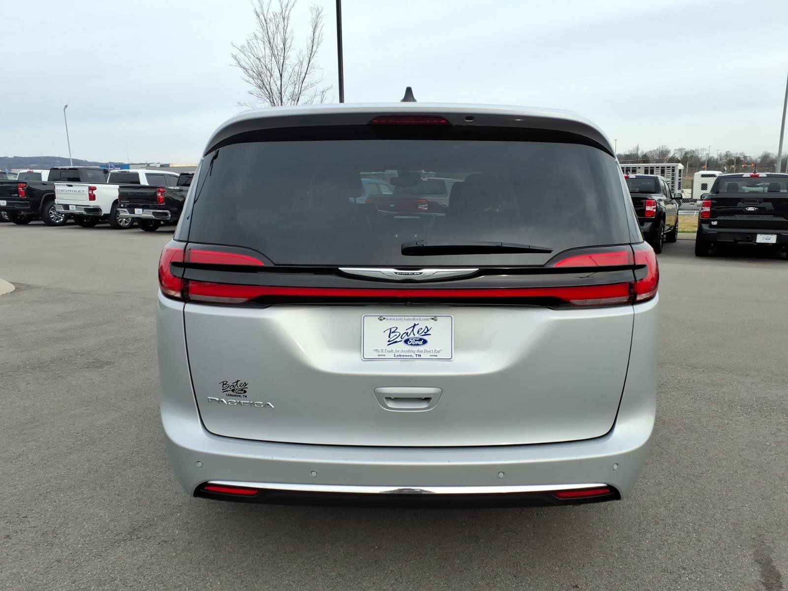 Used 2024 Chrysler Pacifica Touring-L image 4