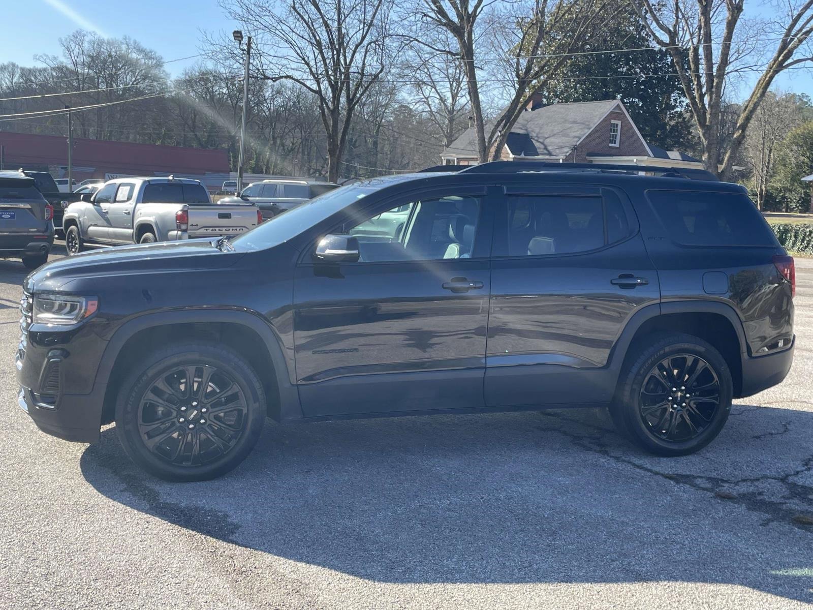 Used 2023 GMC Acadia SLT w/ Elevation Edition image 2