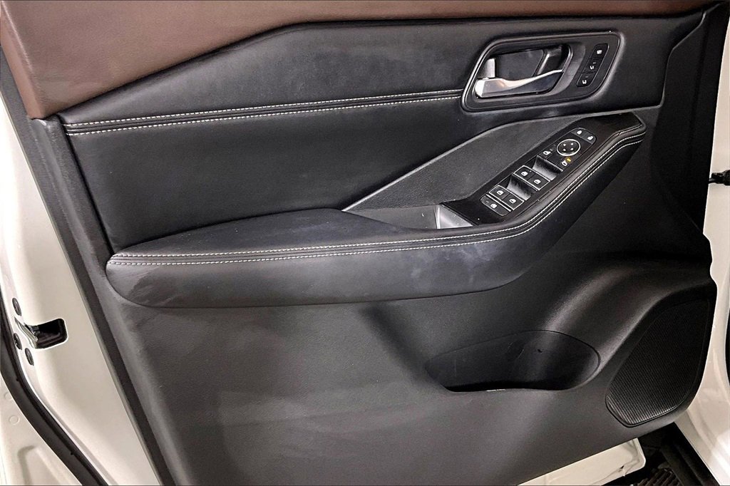 Used 2023 Nissan Rogue SL w/ SL Premium Package image 18