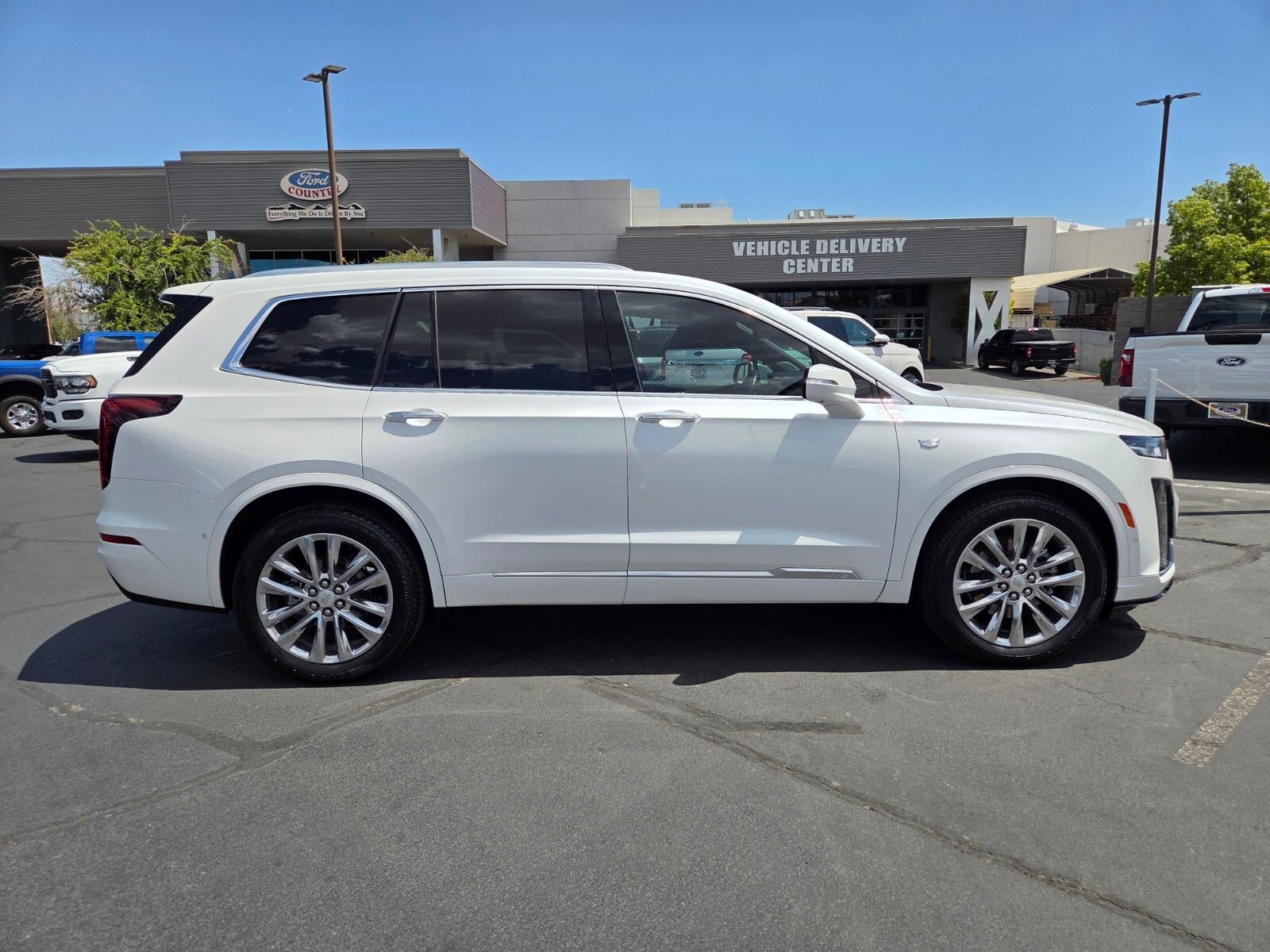 Used 2025 Cadillac XT6 Premium Luxury w/ Technology Package FWD image 7