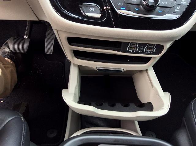 Used 2024 Chrysler Pacifica Touring-L image 29