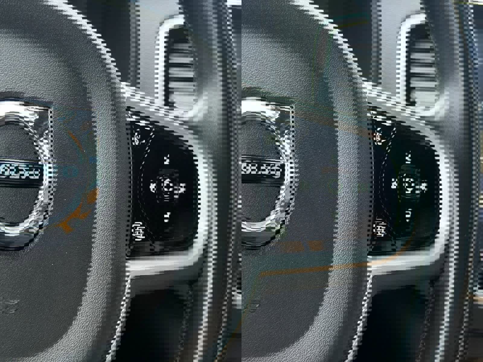 Used 2018 Volvo XC90 T6 Momentum w/ Convenience Package image 26