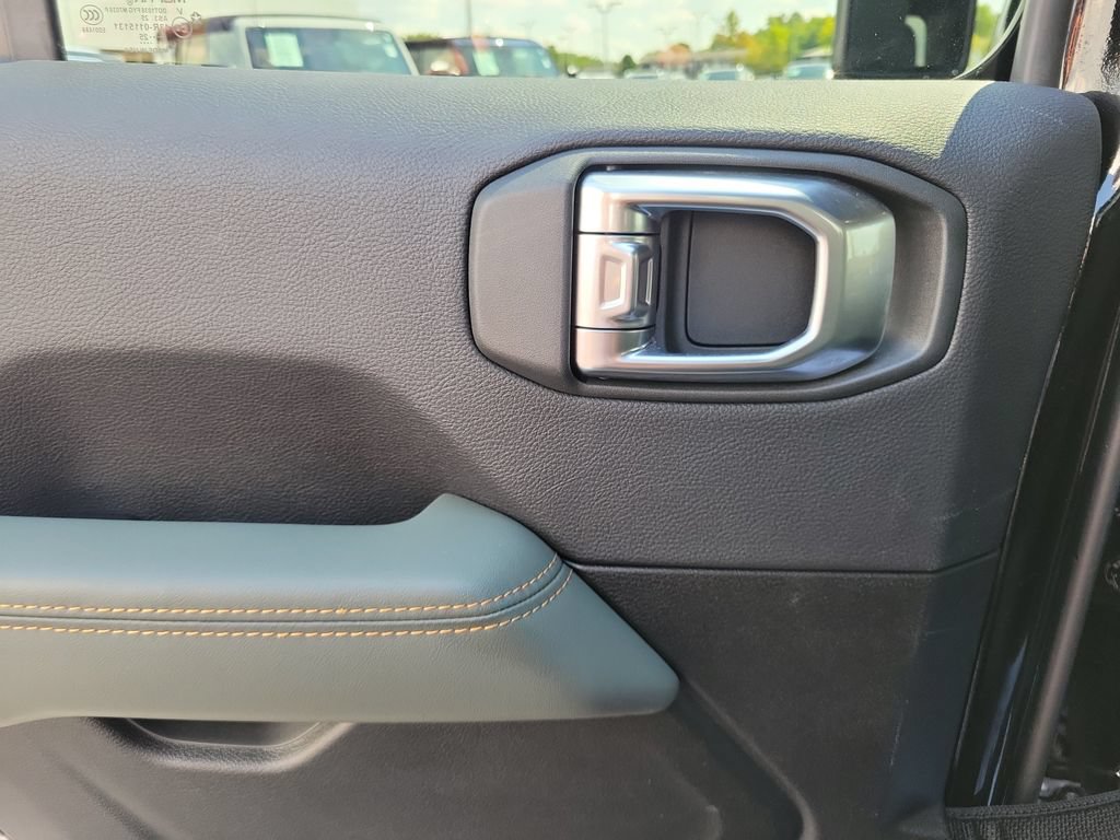 Used 2025 Jeep Gladiator Mojave w/ Convenience Group AWD/4WD image 15