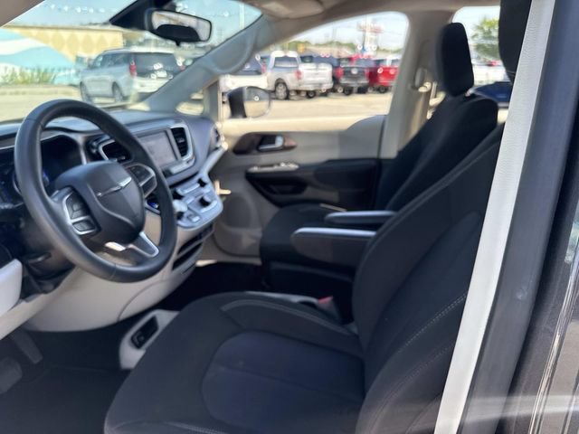Used 2023 Chrysler Voyager LX FWD image 18