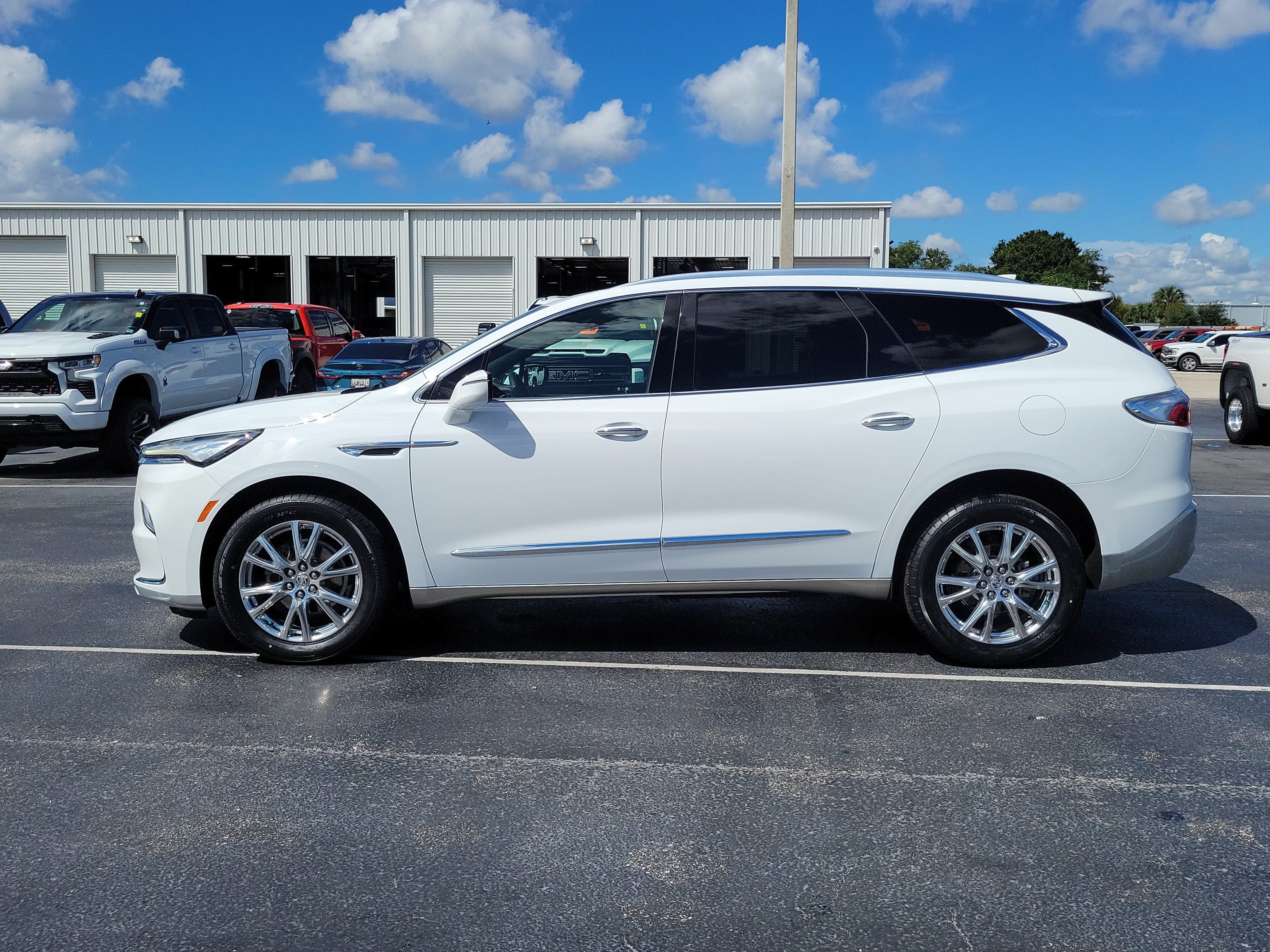 Used 2023 Buick Enclave Essence w/ Experience Buick Package FWD image 6