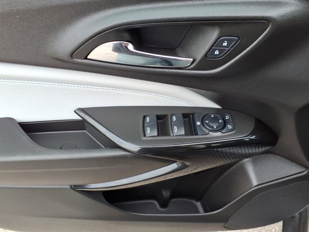 Used 2025 Chevrolet Trax LT w/ LT Convenience Package image 16