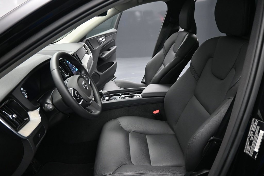Used 2025 Volvo XC60 B5 Plus AWD/4WD image 9