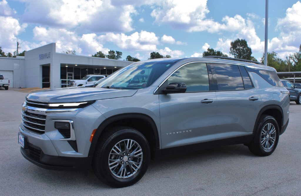 Used 2025 Chevrolet Traverse LT FWD image 2