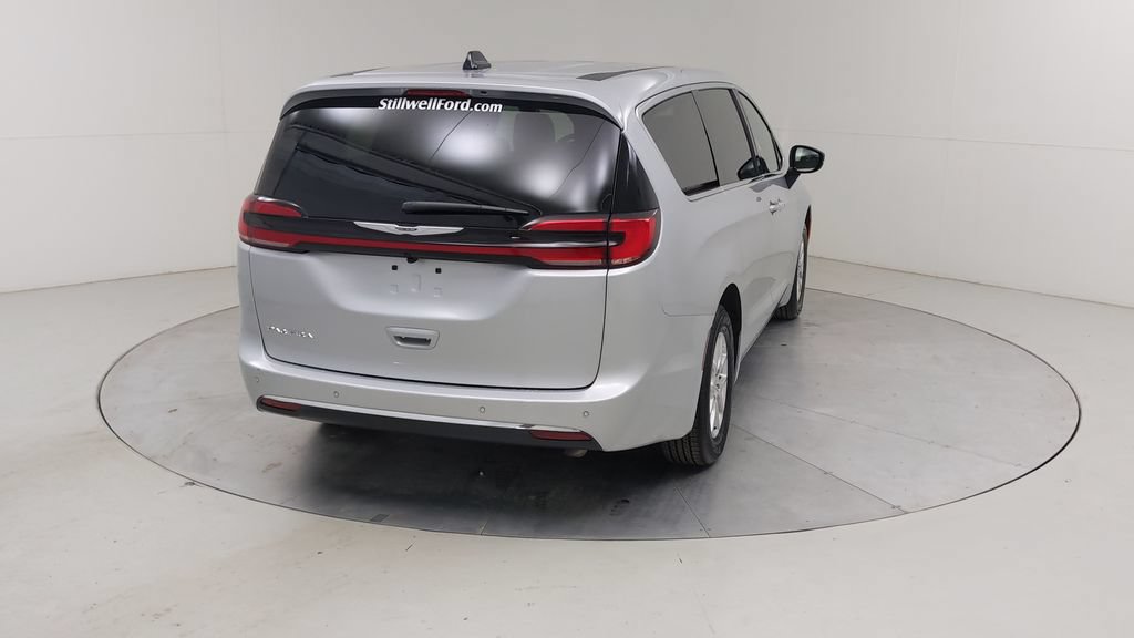 Used 2026 Chrysler Pacifica Select FWD image 14