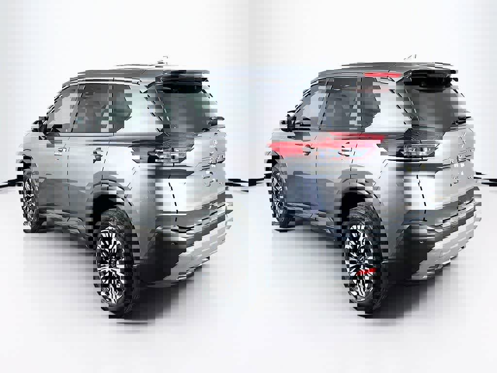 Used 2023 Nissan Rogue SV image 3