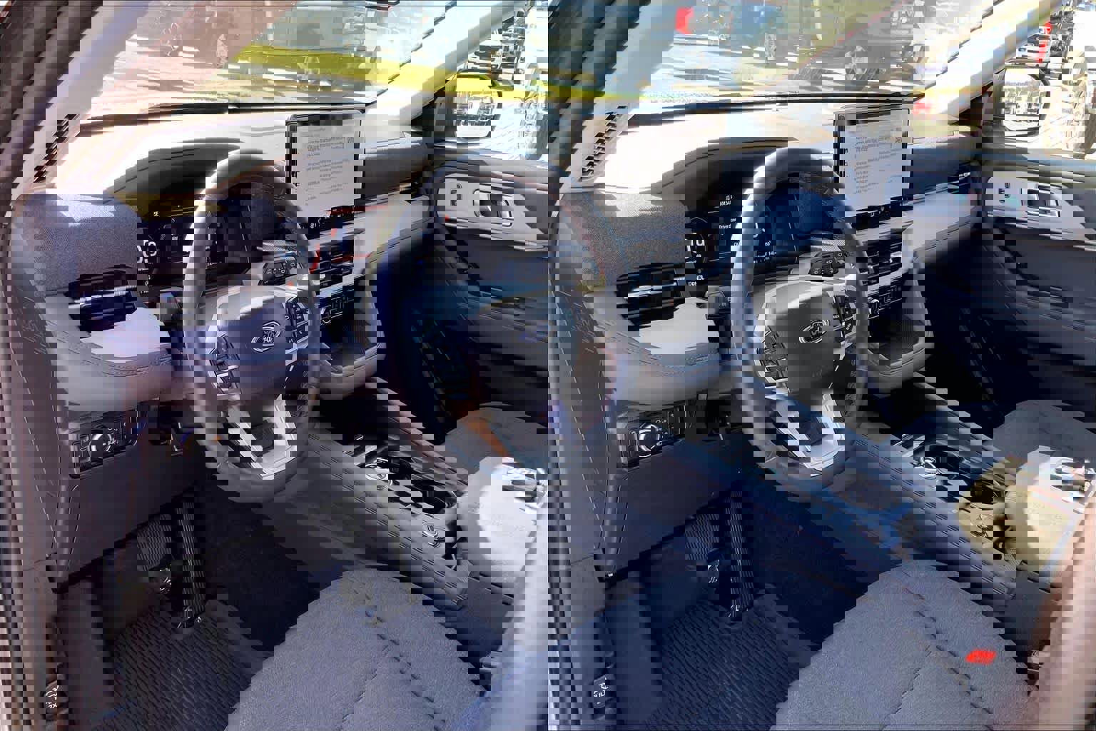 Certified 2025 Ford Explorer Active image 17