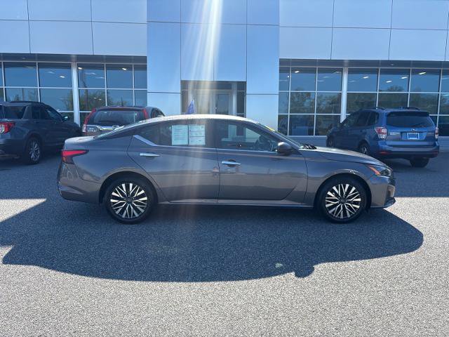 Used 2025 Nissan Altima 2.5 SV FWD image 2