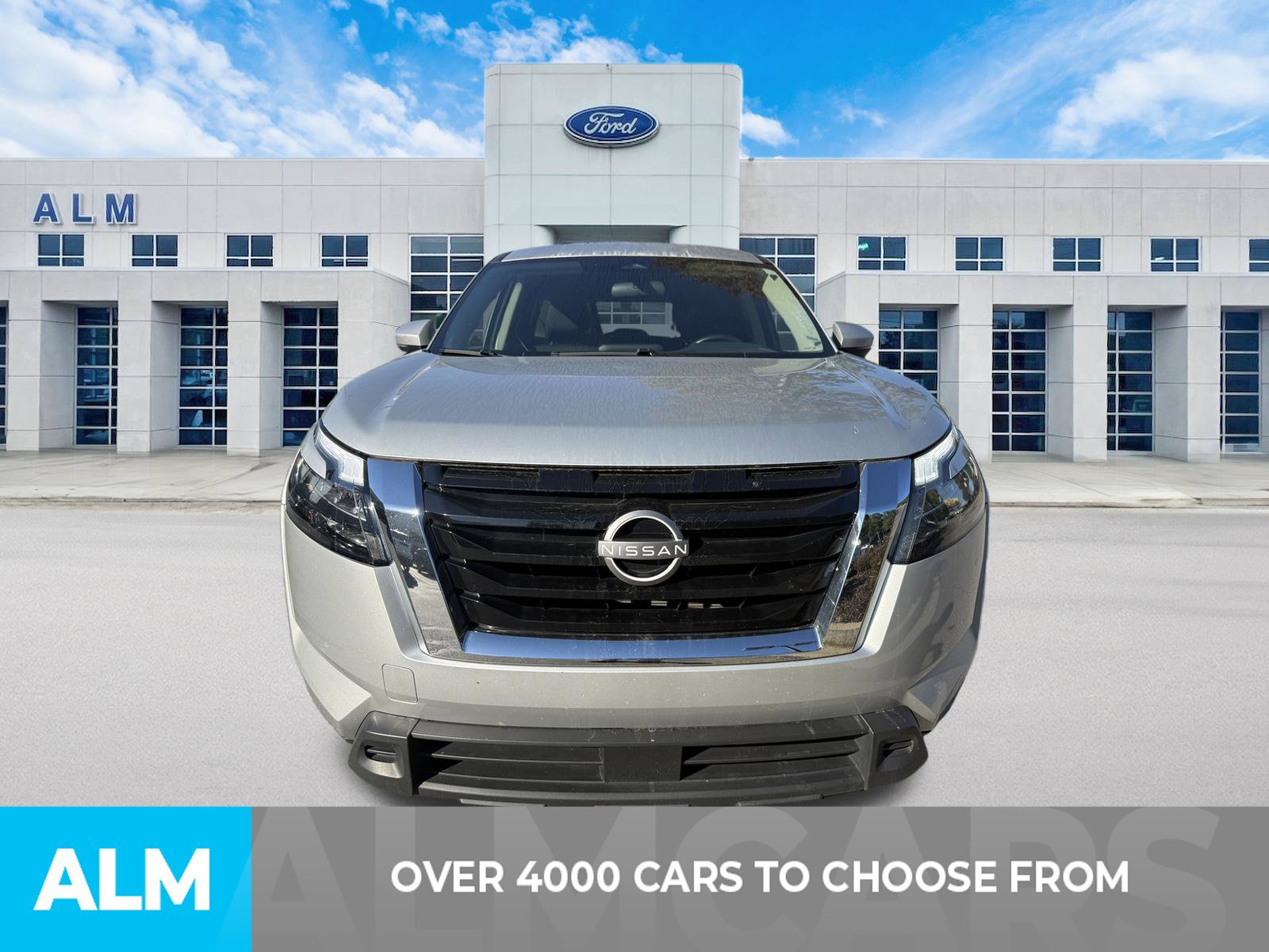 Used 2025 Nissan Pathfinder SV FWD image 2