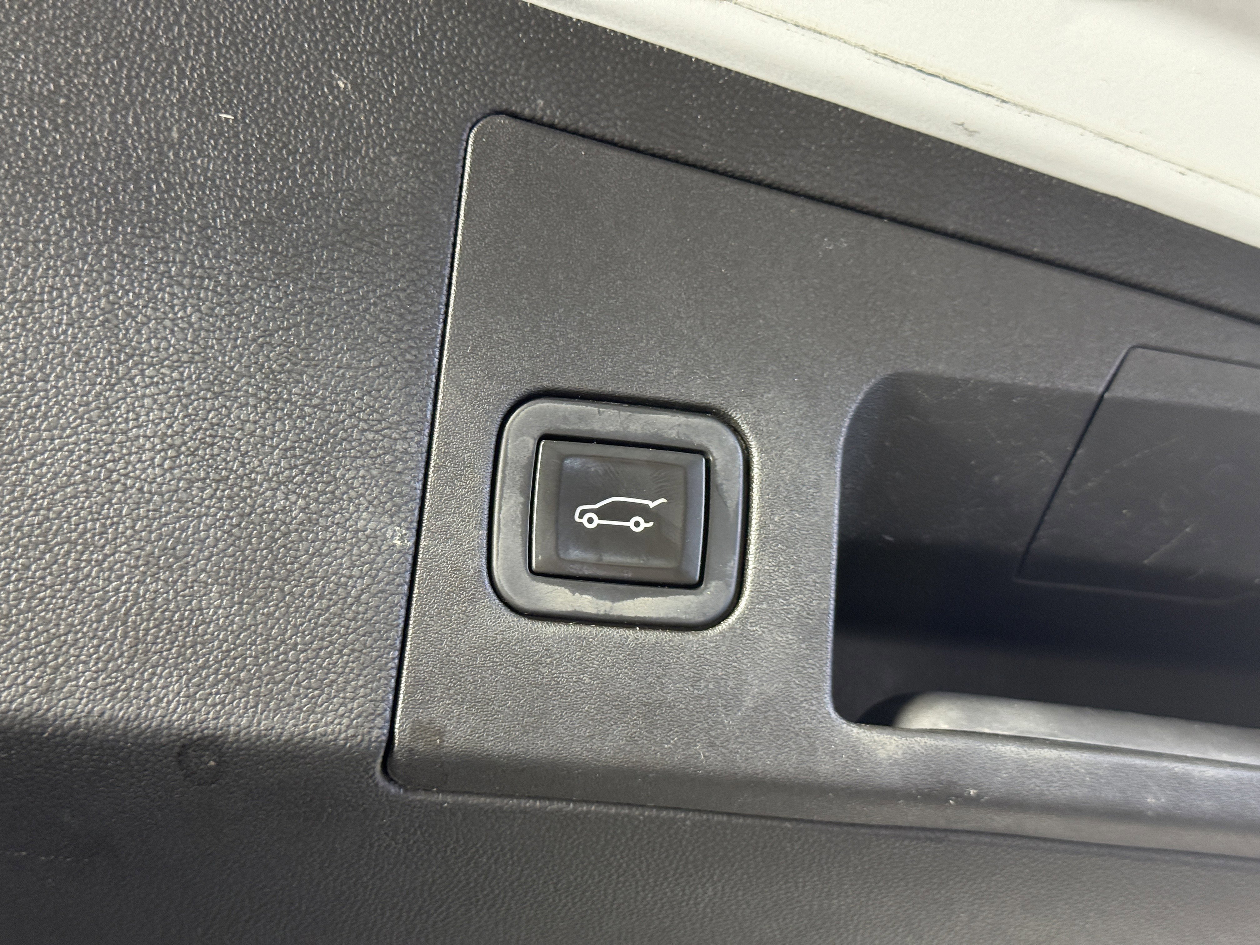 Used 2018 Cadillac XT5 Luxury w/ Driver Awareness Package image 9