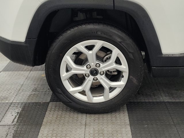 Used 2025 Jeep Compass Latitude w/ Sun & Sound Group AWD/4WD image 11