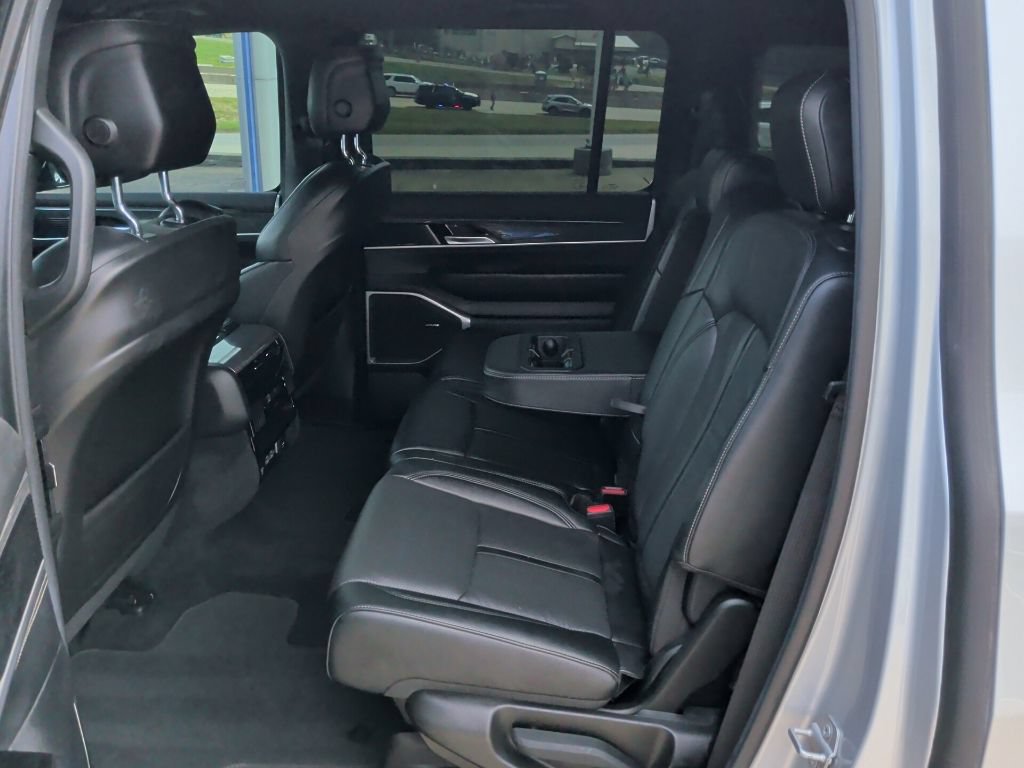Used 2022 Jeep Wagoneer Series II RWD image 10