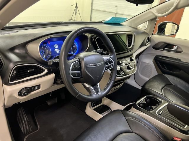 Used 2024 Chrysler Pacifica Touring-L FWD image 12