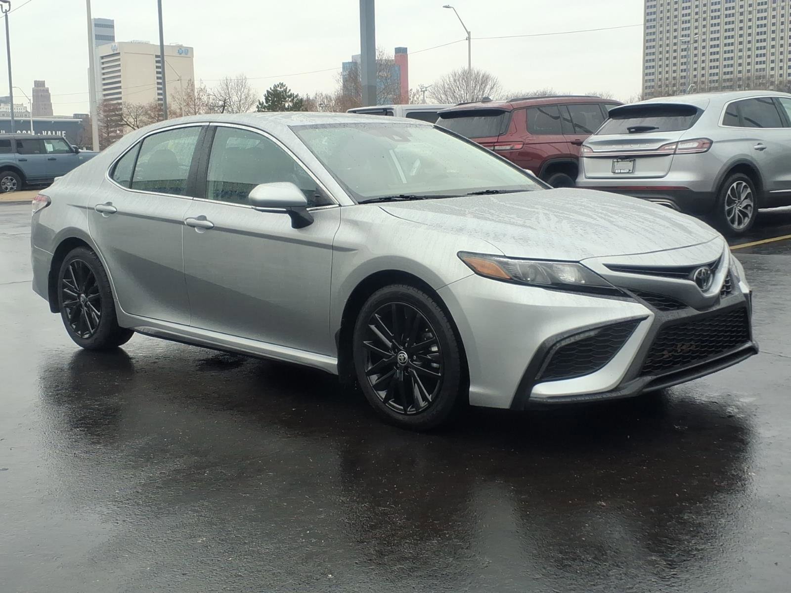 Used 2023 Toyota Camry SE image 5