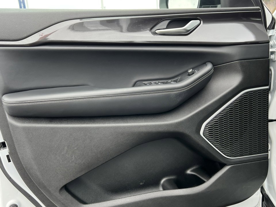 Used 2022 Jeep Grand Cherokee Laredo w/ Luxury Tech Group I image 13