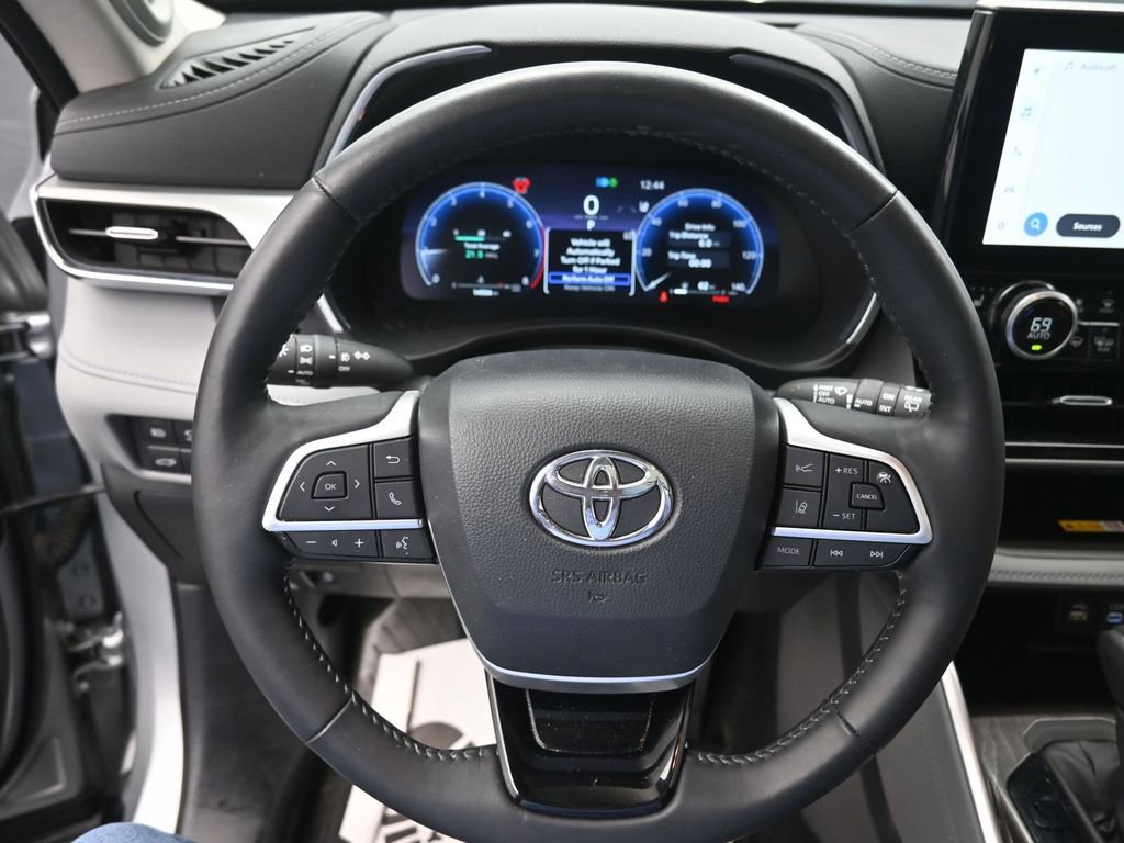 Used 2024 Toyota Highlander Platinum image 6
