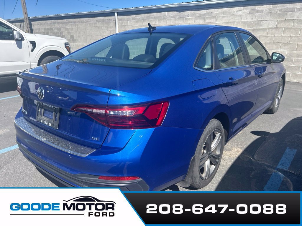 Used 2024 Volkswagen Jetta SE FWD image 3