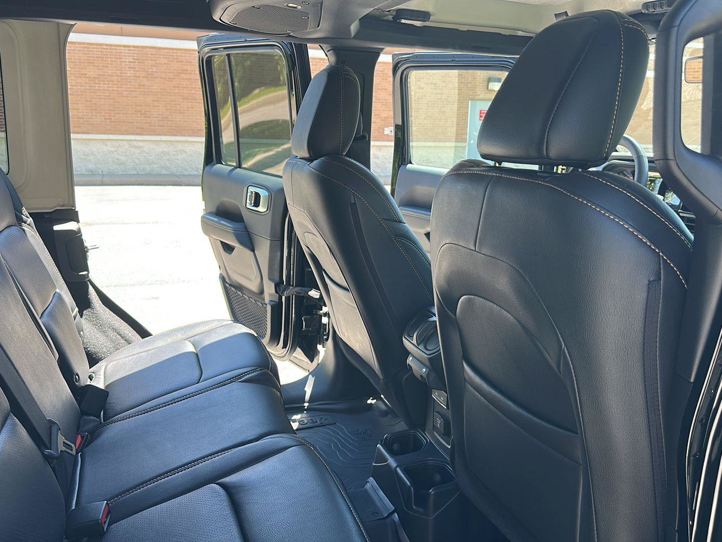 Used 2024 Jeep Wrangler Unlimited Sahara w/ Technology Group AWD/4WD image 29