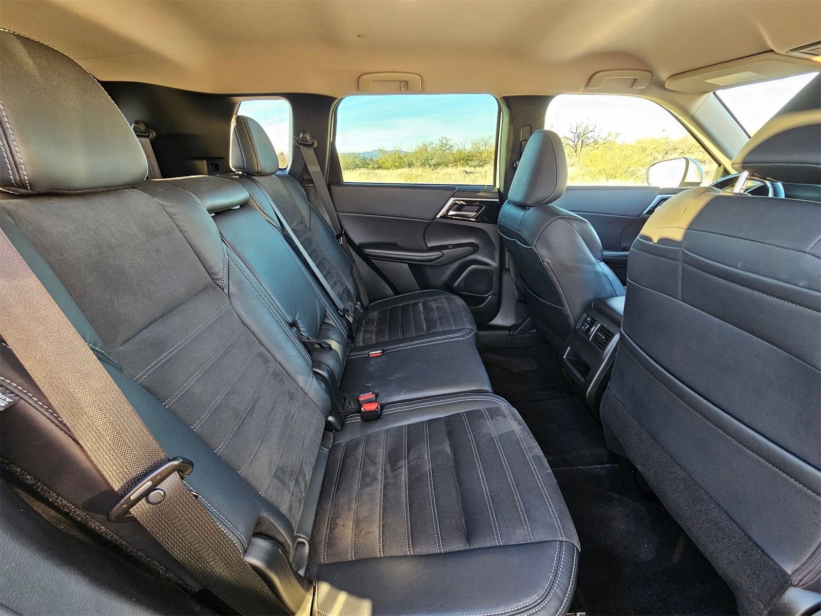 Used 2023 Mitsubishi Outlander SE image 25