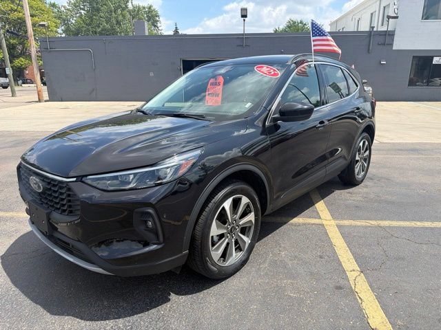 Certified 2025 Ford Escape Platinum AWD/4WD image 2