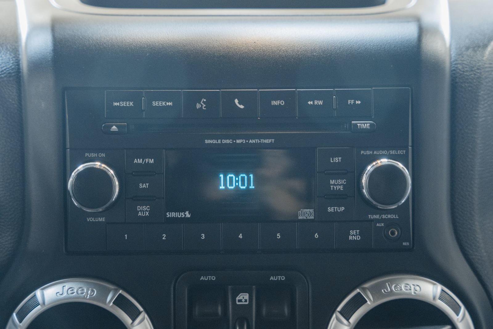 Used 2017 Jeep Wrangler Unlimited Rubicon w/ Connectivity Group image 29