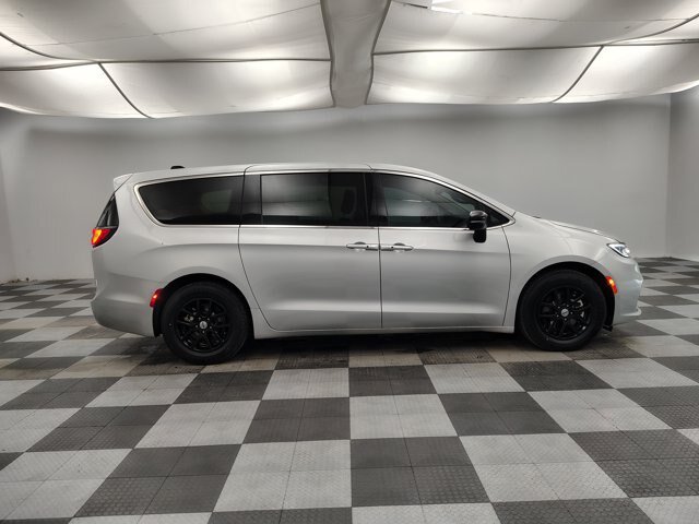 Used 2024 Chrysler Pacifica Touring-L FWD image 11