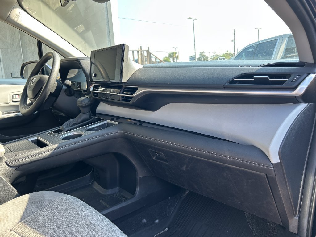 Used 2025 Toyota Sienna LE FWD image 16