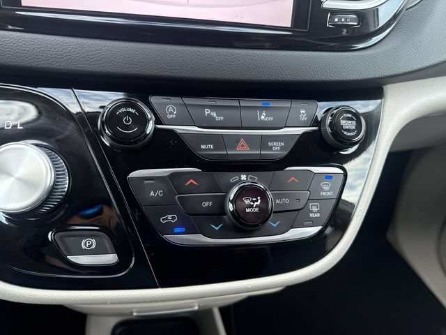 Used 2024 Chrysler Pacifica Touring-L FWD image 30