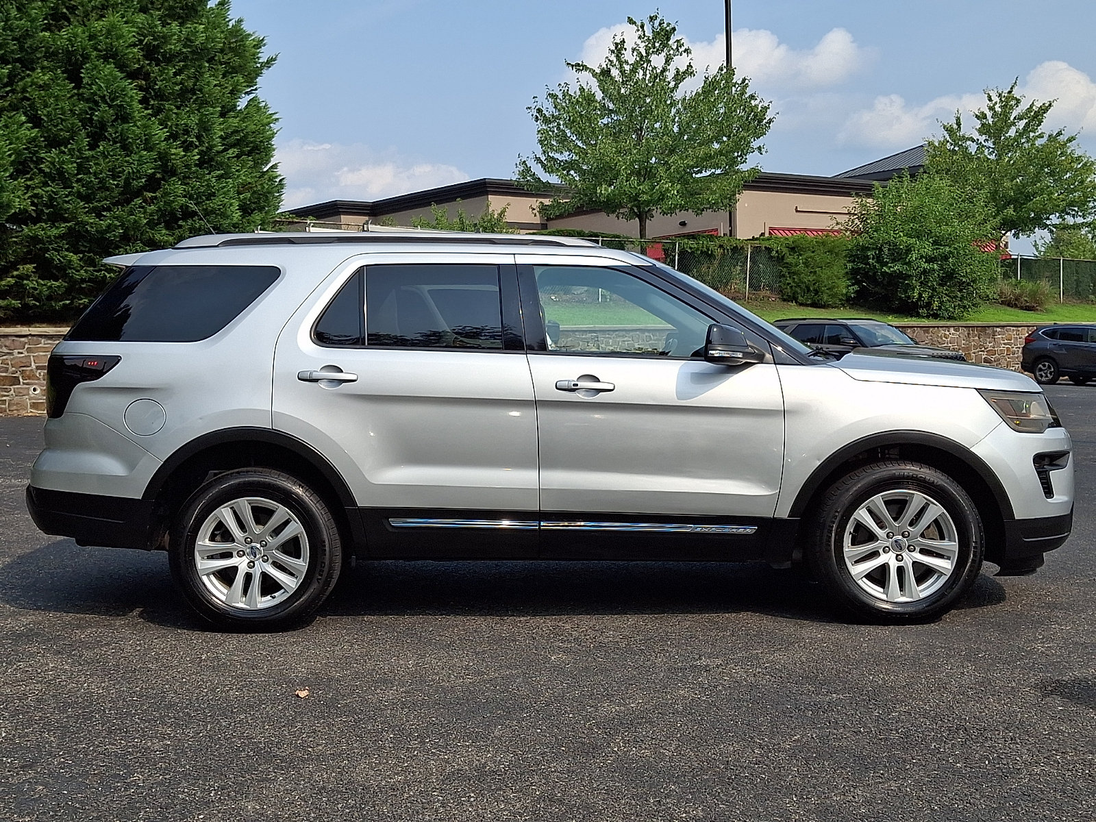 Certified 2018 Ford Explorer XLT w/ Equipment Group 201A AWD/4WD image 7