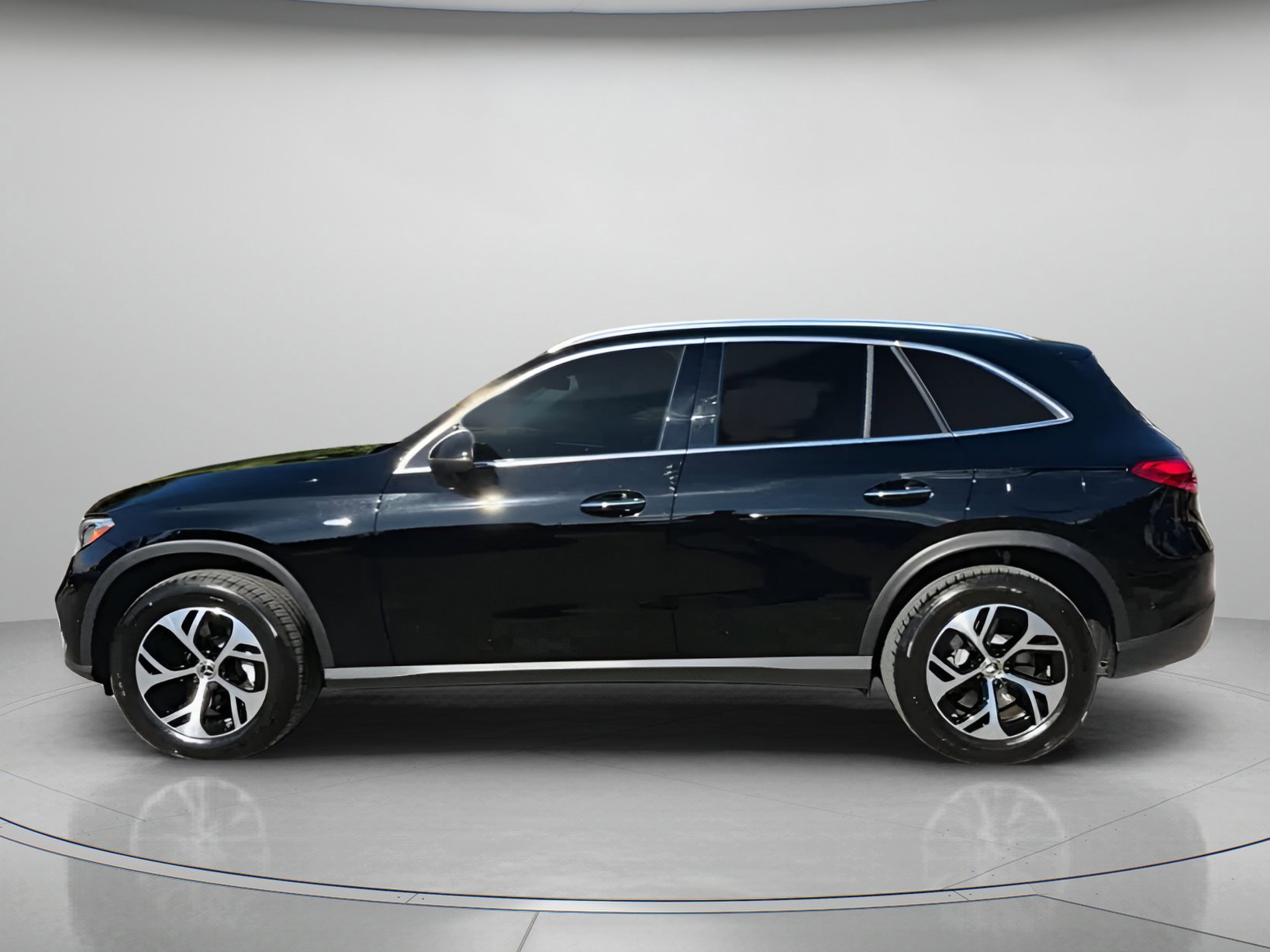 Used 2025 Mercedes-Benz GLC 350e 4MATIC image 9