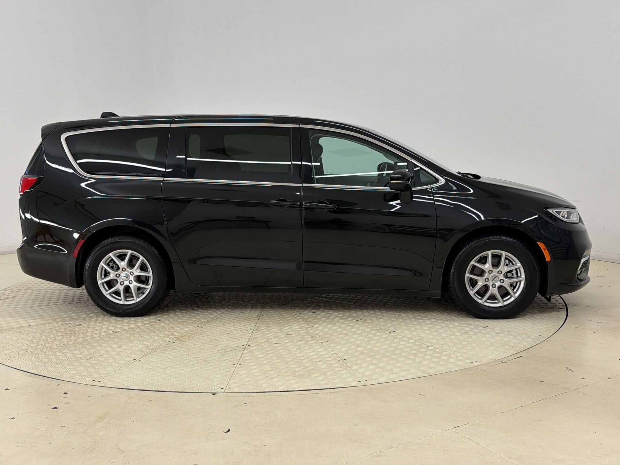 Used 2023 Chrysler Pacifica Touring-L FWD image 8