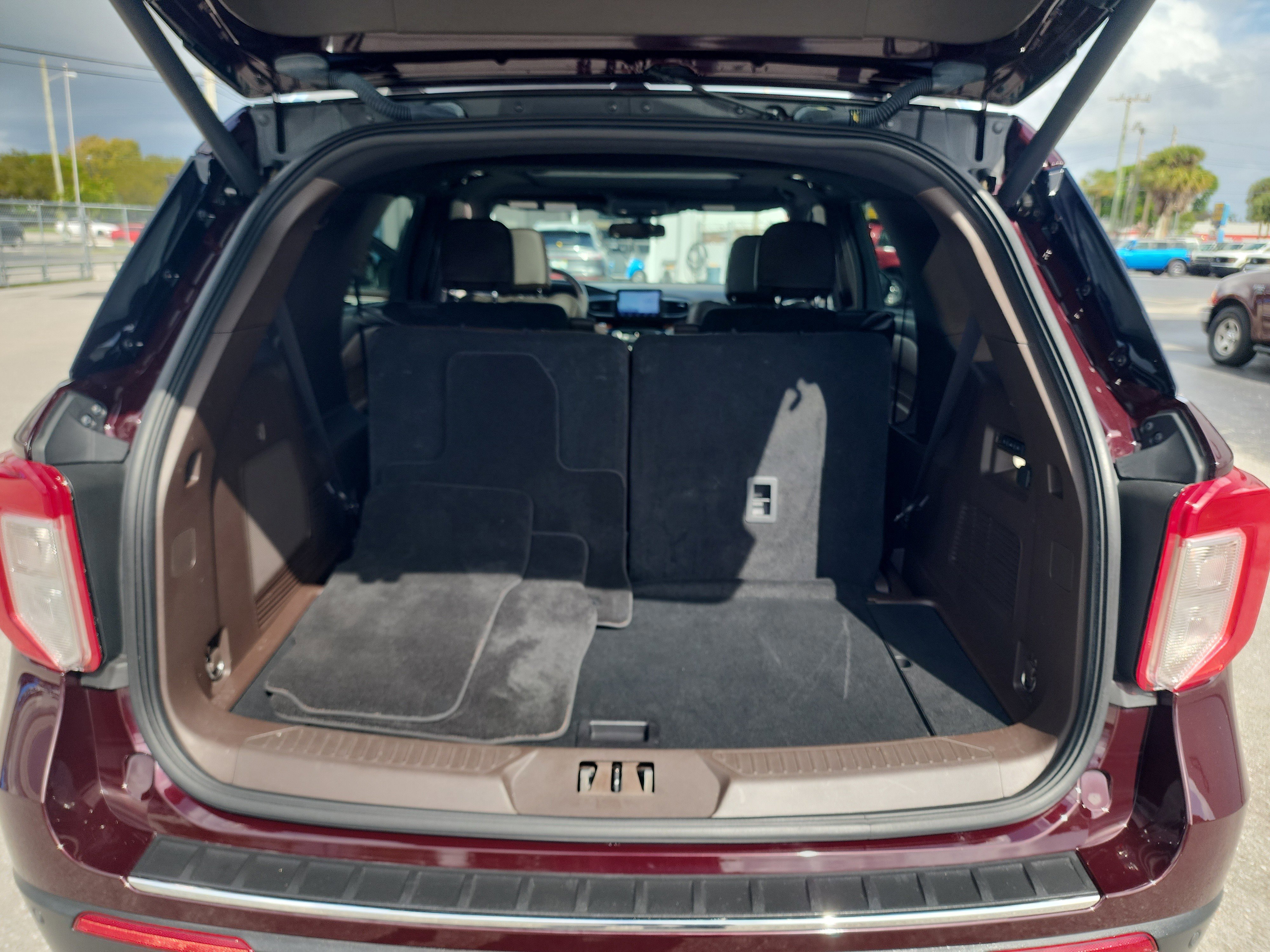 Certified 2023 Ford Explorer King Ranch w/ Class IV Trailer Tow Package image 19