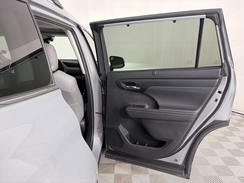 Used 2022 Toyota Highlander Bronze Edition image 28