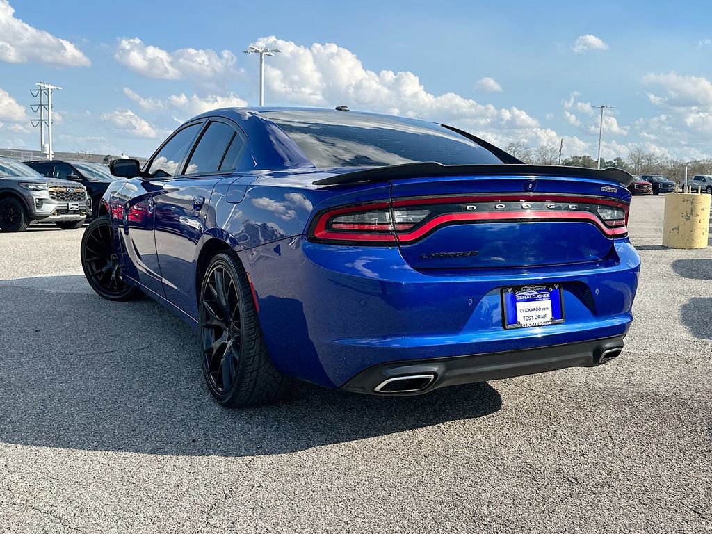 Used 2018 Dodge Charger SXT w/ Blacktop Package image 2